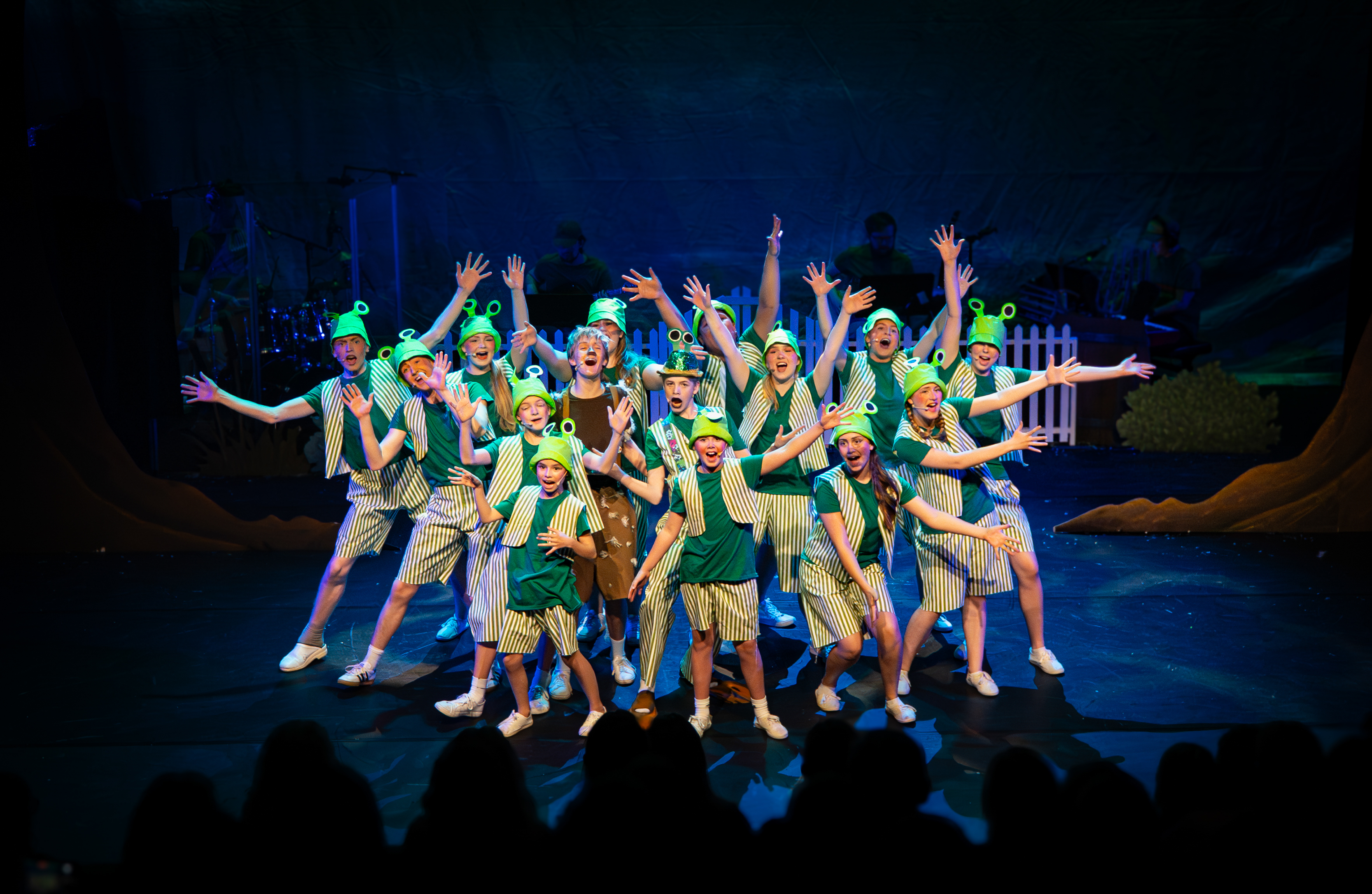 Barn og ungdom utkledd som frosker som danser
