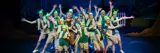 Barn og ungdom kledd ut som frosker. De danser